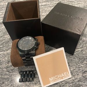 Beautiful MICHAEL KORS watch.  Almost like NEW!